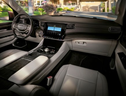 Does the 2023 Jeep Wagoneer Have Apple CarPlay?