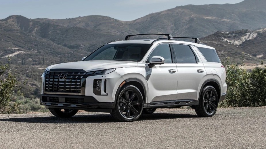 Front angle view of Hyper White 2023 Hyundai Palisade midsize SUV