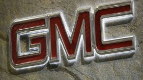 A GMC logo, maker of the 2023 GMC Acadia.