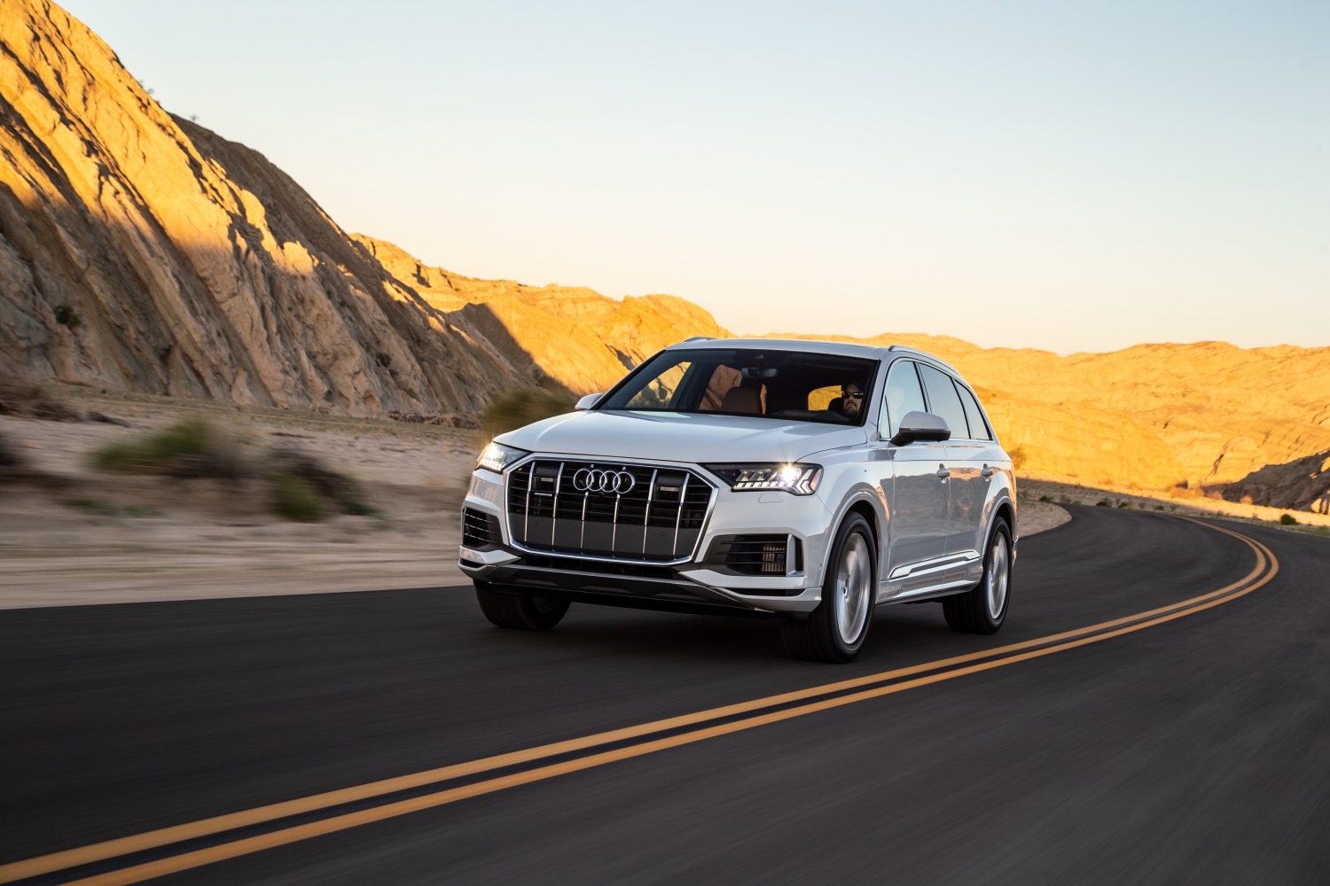 Midsize luxury SUVs With 3-rows like the Audi Q7
