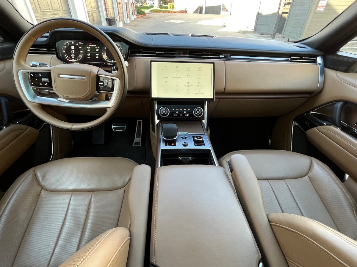 Front interior view of Range Rover 2022
