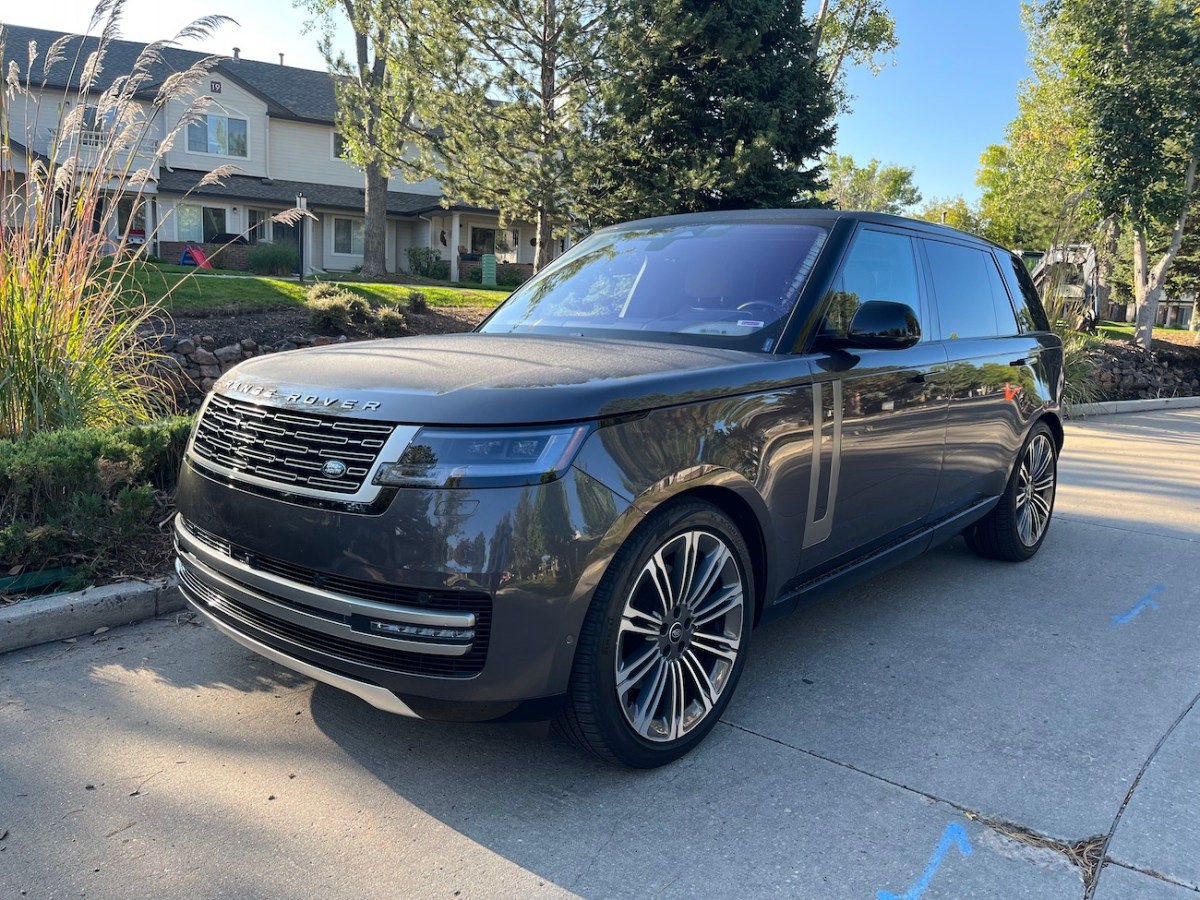A front view of the 2022 Range Rover SE