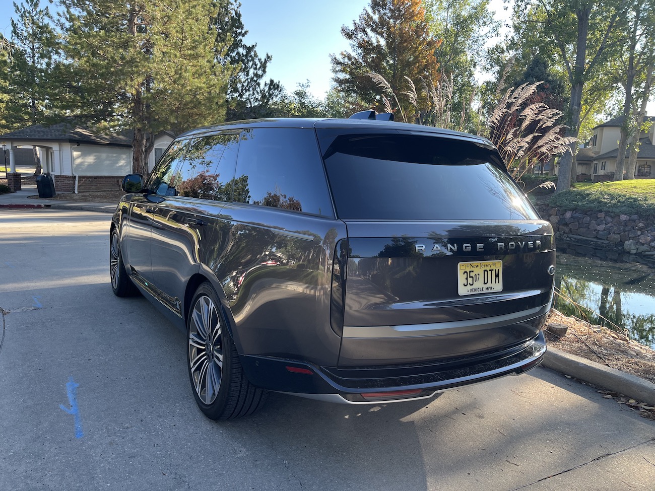 A rear view of the 2022 Range Rover SE