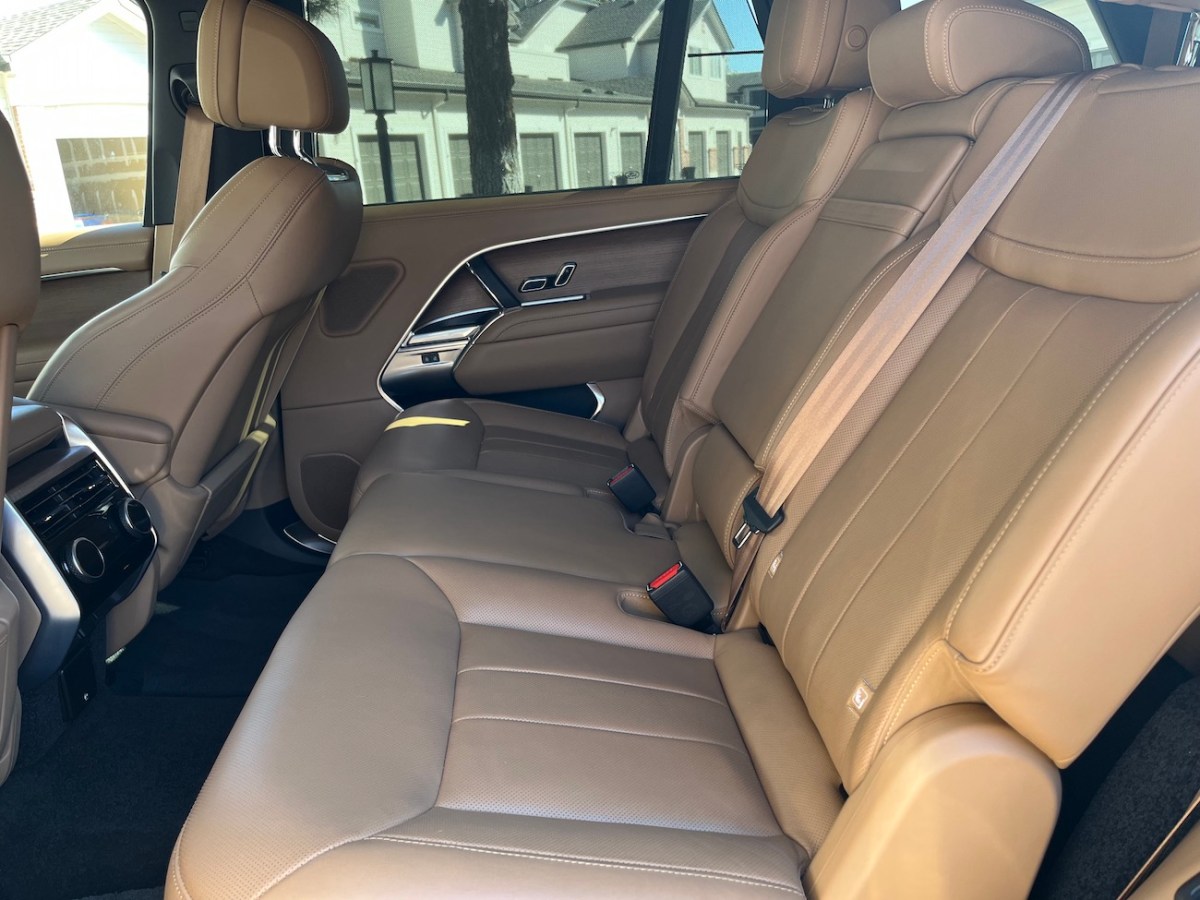 2022 Range Rover SE second row seats