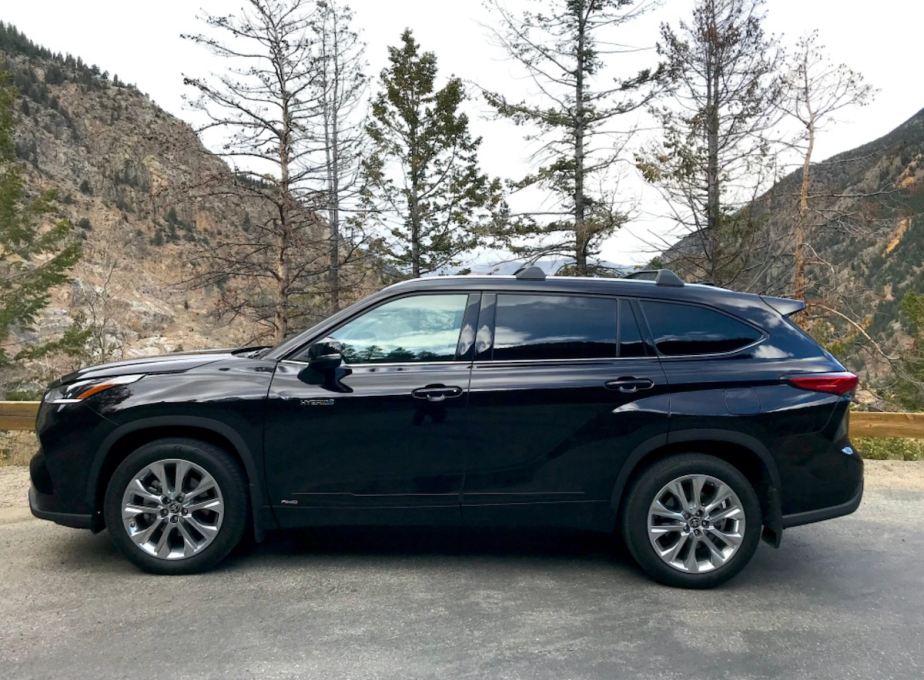 A black 2022 Toyota Highlander midsize SUV side view. 