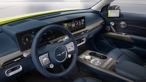2023 Genesis GV60: Apple CarPlay