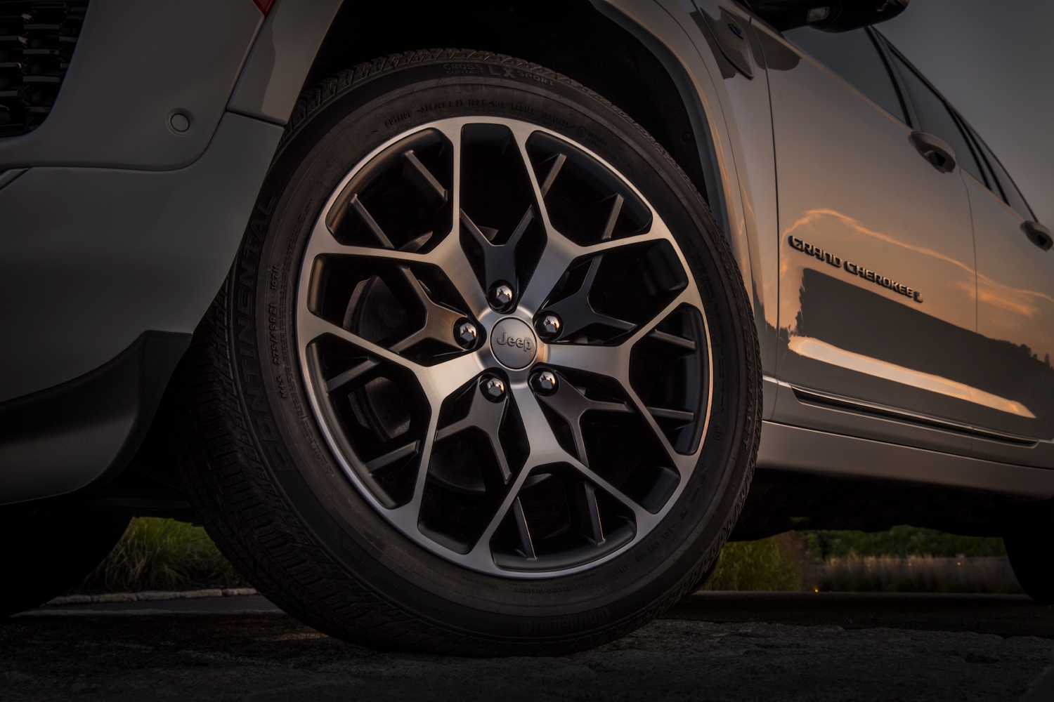 Closeup of the 20 inch rims and low-profile sized tires of the Jeep Grand Cherokee Summit Reserve.