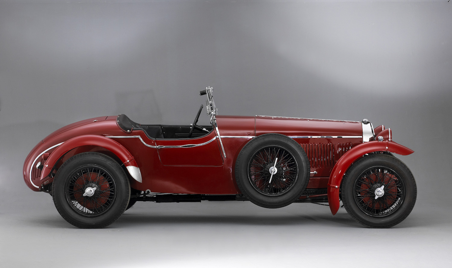 Painting of a red Alfa Romeo sports car from 11930, the first Gran Turismo (GT) from the factory.