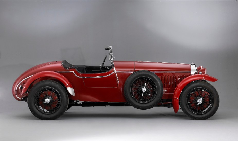 Painting of a red Alfa Romeo sports car from 11930, the first Gran Turismo (GT) from the factory.