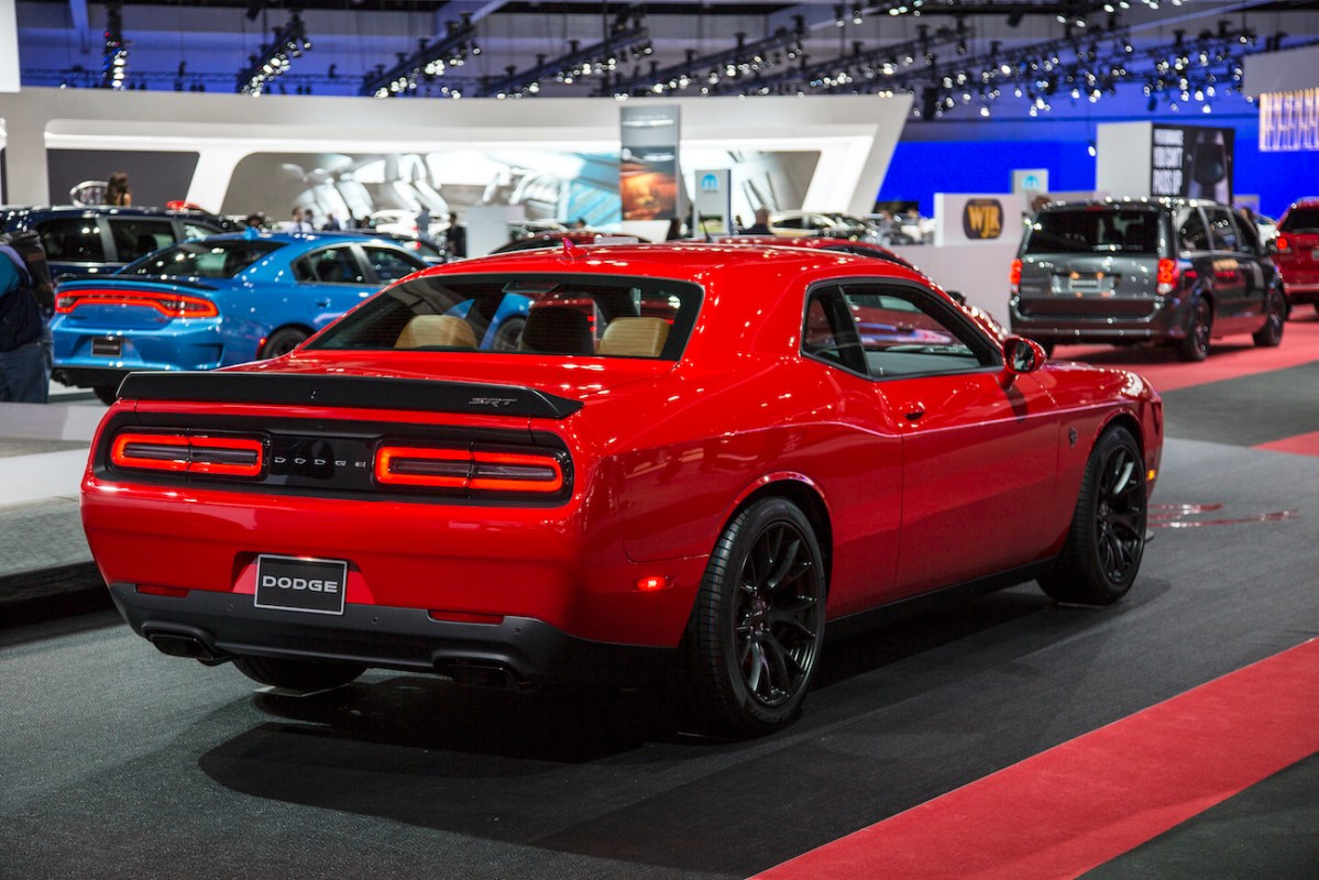 Is a Nissan GTR Faster Than a Dodge Challenger Hellcat?