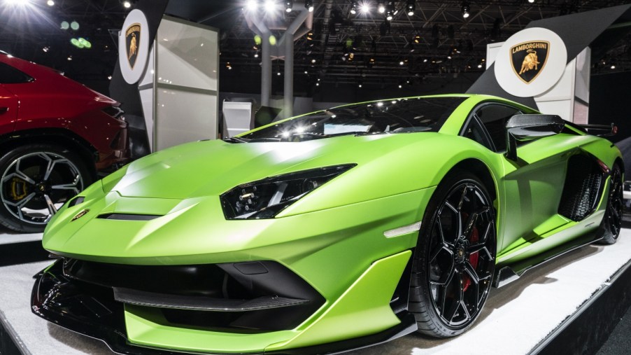 The most popular car color isn't green like this Lamborghini