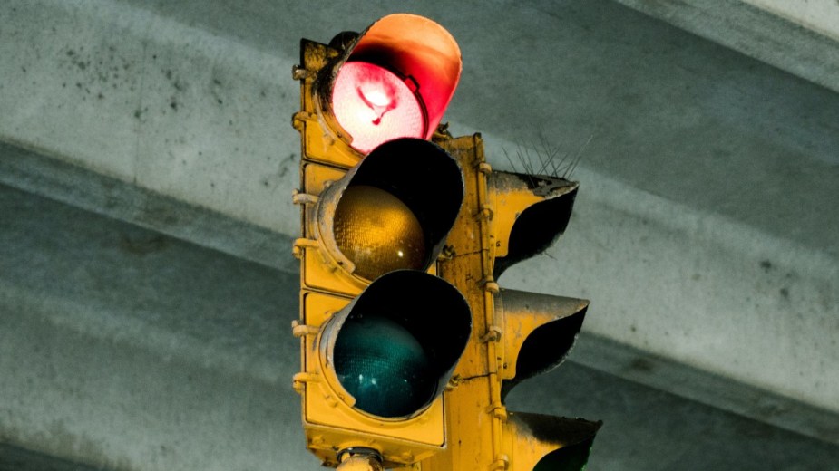Red traffic light on a street, highlighting DC ban on cars from making right turns at red lights