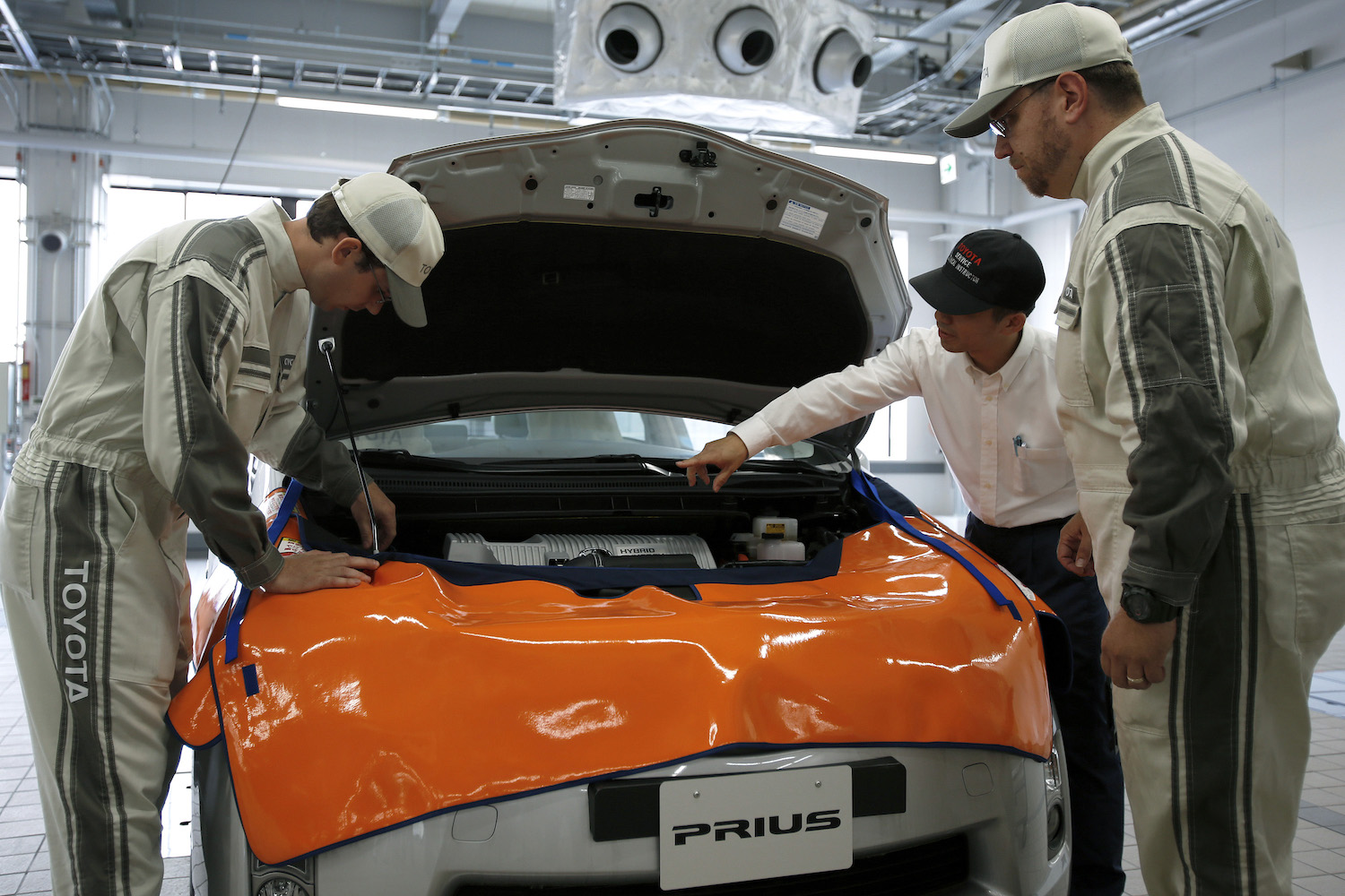Trained Toyota dealer technicians learn how to replace a Prius high voltage hybrid battery.