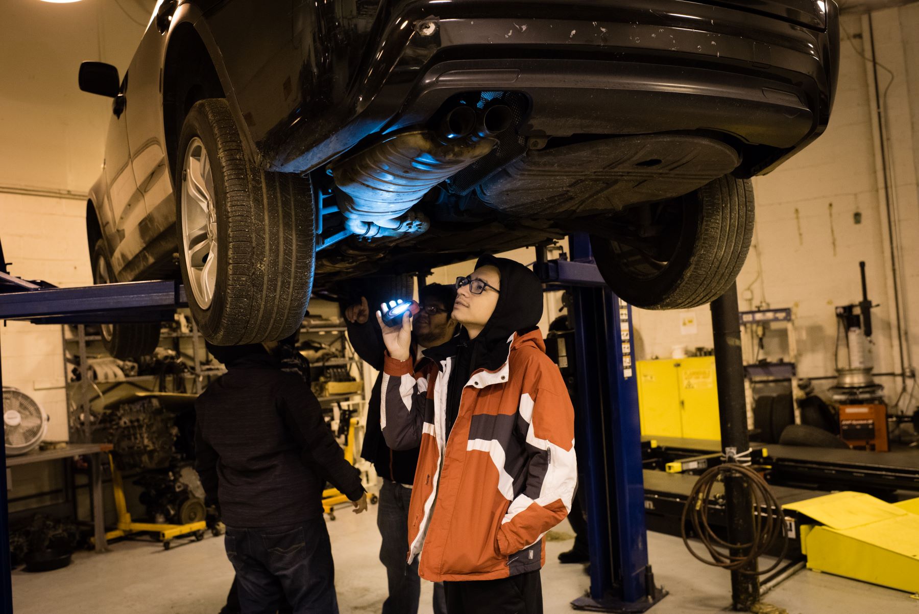 Diagnosing a fluid leak in a motor vehicle by examining under the car with a flashlight