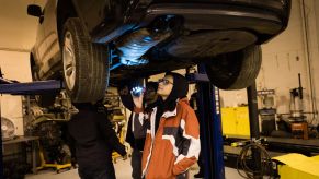 Diagnosing a fluid leak in a motor vehicle by examining under the car with a flashlight
