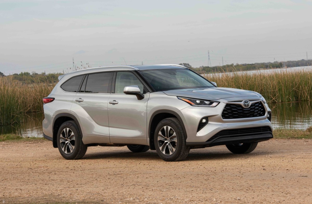 3 Safest Midsize SUVs for 2022 and 1 to Skip