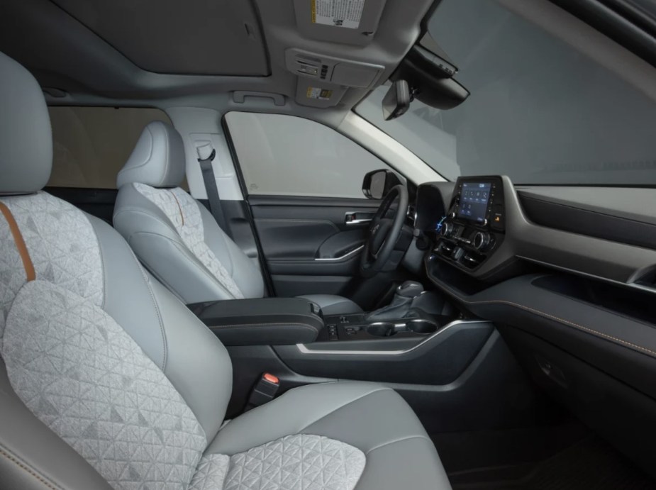 2022 Toyota Highlander Bronze Edition interior