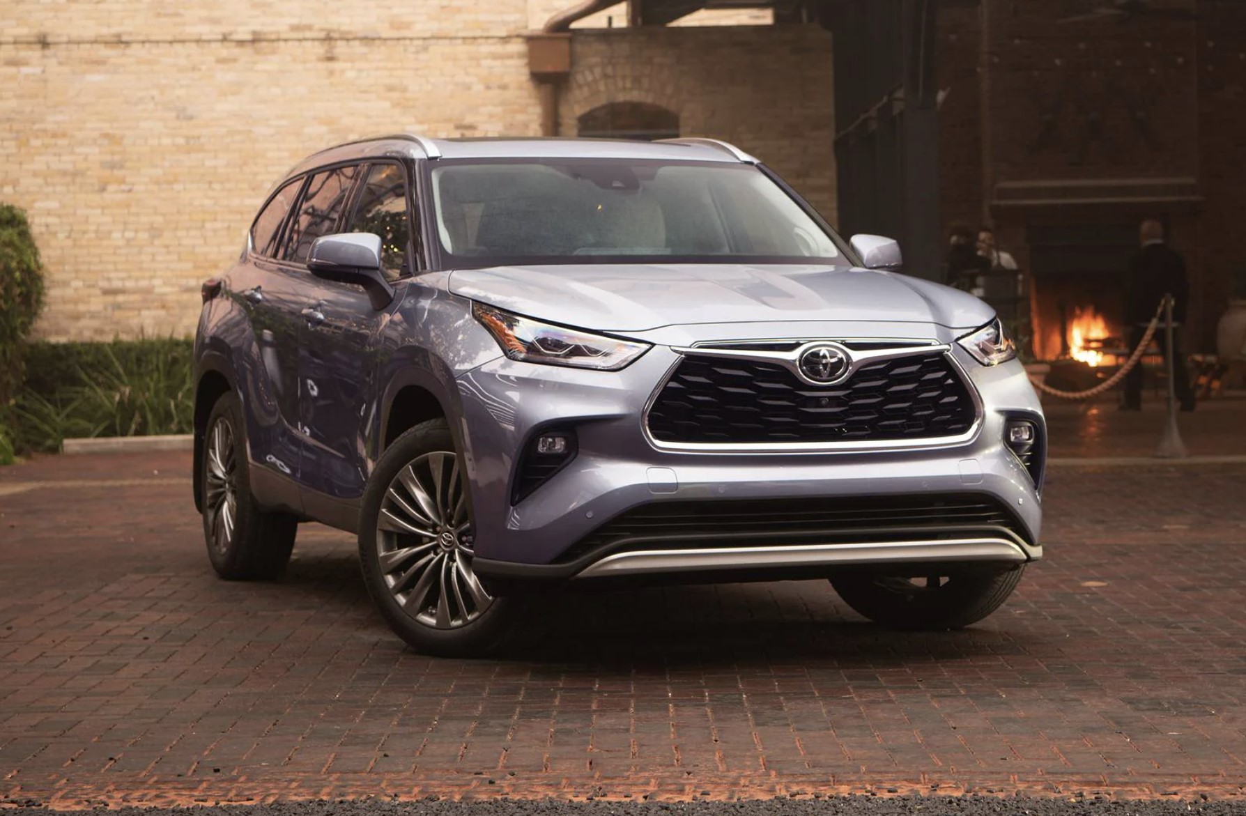 The 2022 Toyota Highlander parked in an urban environment