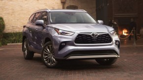 The 2022 Toyota Highlander parked in an urban environment