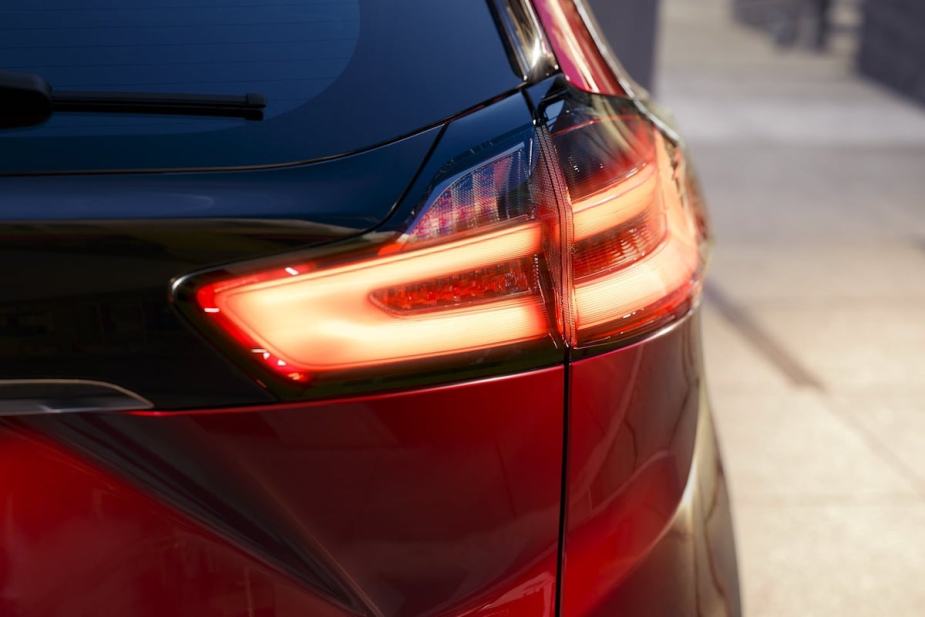 Taillight of the new Ford Edge in red.