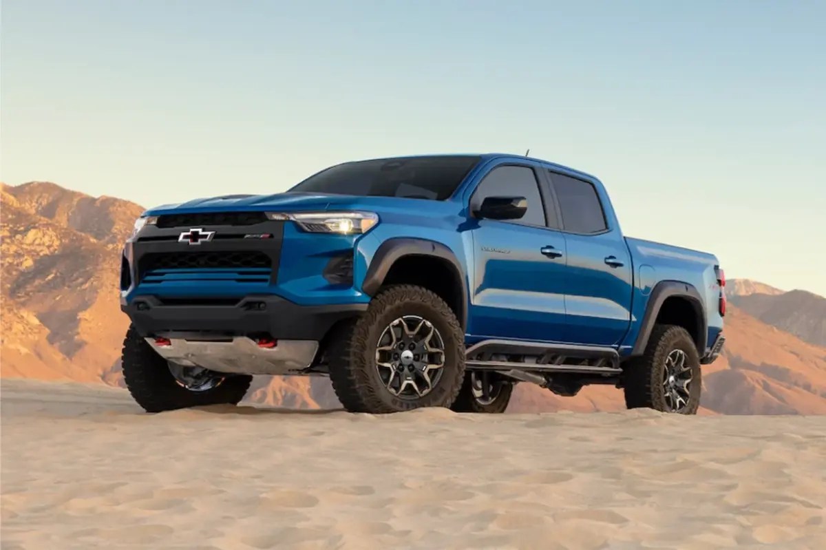 Silver 2023 Chevrolet Colorado front 3/4 view