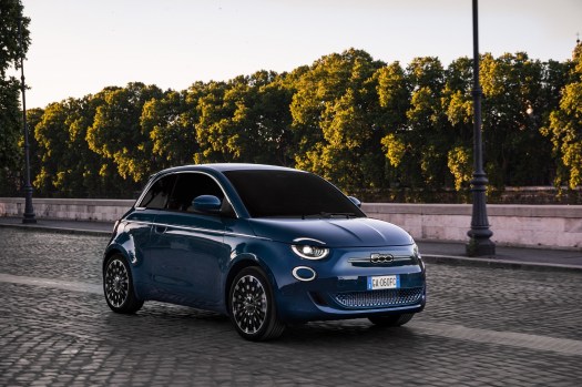 FIAT 500e Is Back: Get Shocked By the Electric 500