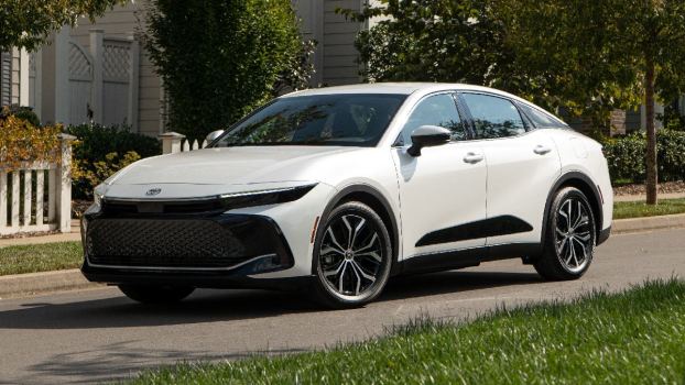 2023 Toyota Camry vs. 2023 Toyota Crown: Midsize Sedan Showdown!