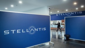 A Stellantis logo, the company Stellantis files tailgate patent.