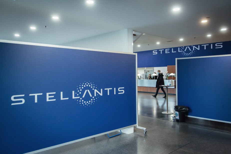 A Stellantis logo, the company Stellantis files tailgate patent.