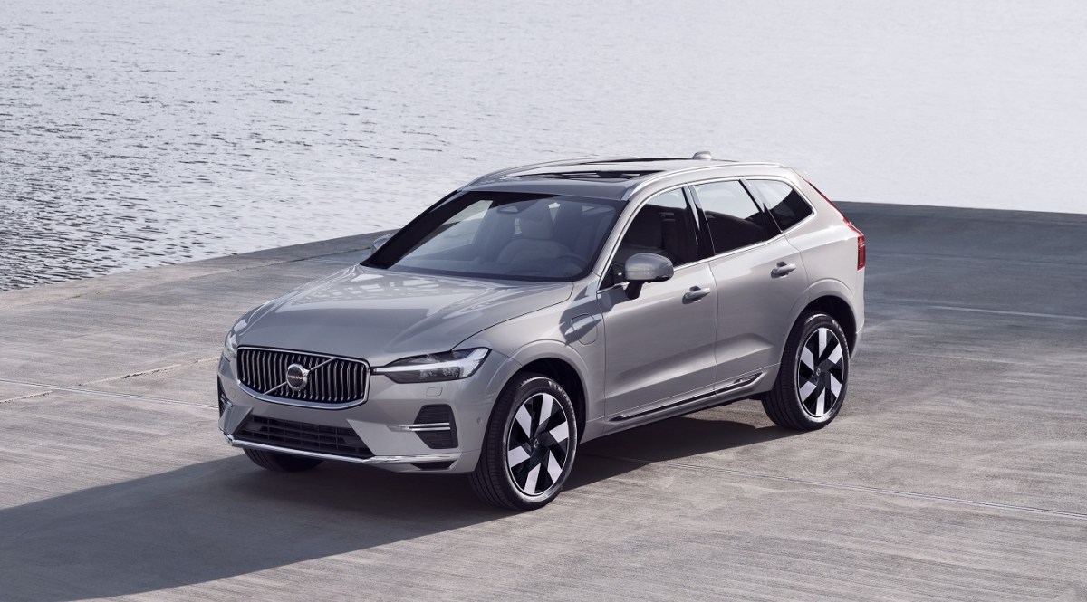 2023 Volvo XC60 in silver