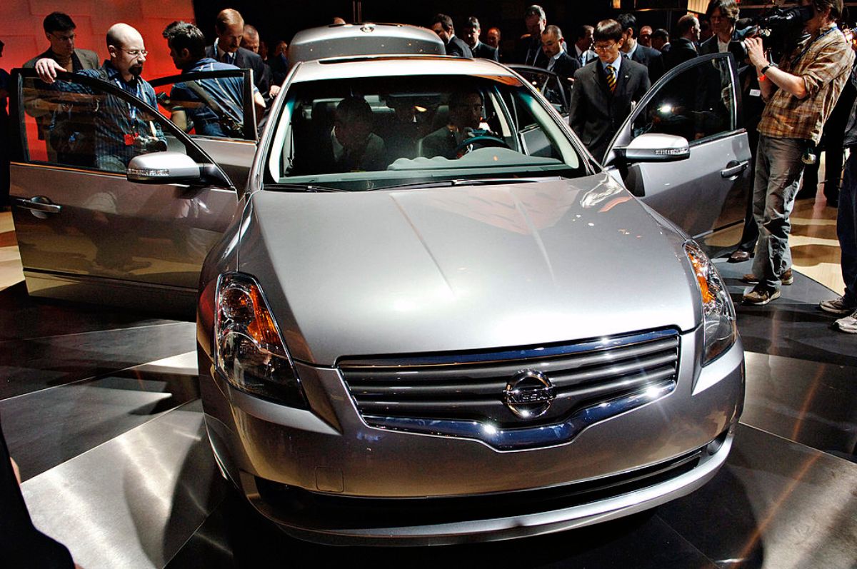 A 2007 Nissan Altima at an auto show.