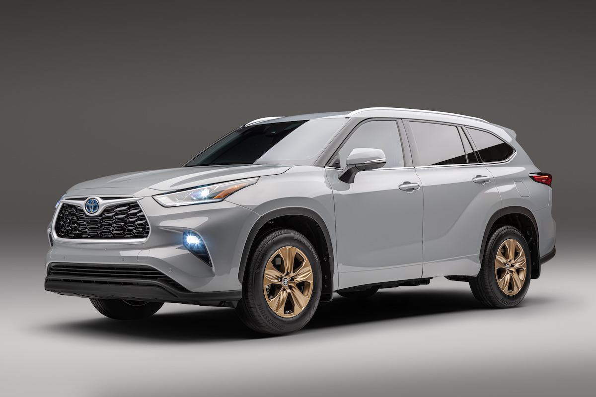 A 2022 Toyota Highlander, which is a great competitor in the Ford Bronco.