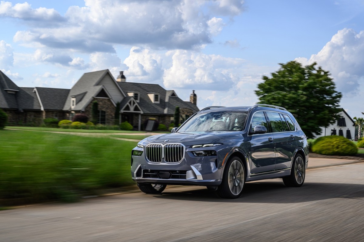 The seven-seat 2023 BMW X7 in blue. Could it turn into a hyper-sports SUV in X8 trim? 