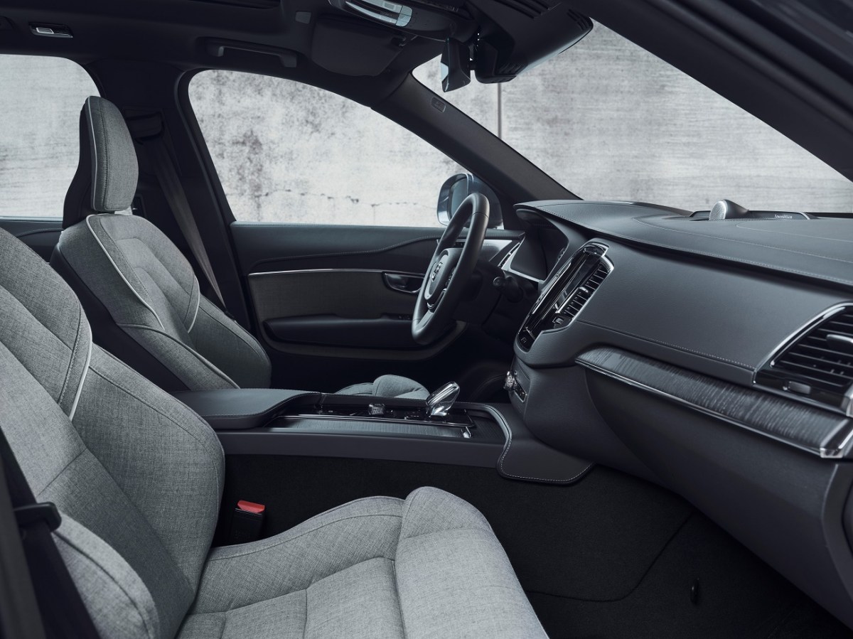 The front seats of the XC90 closely resemble the seats of the XC60. 