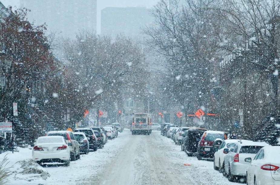 Cars parked on snowy street, highlighting how Washington Post says don’t warm up car before driving in winter