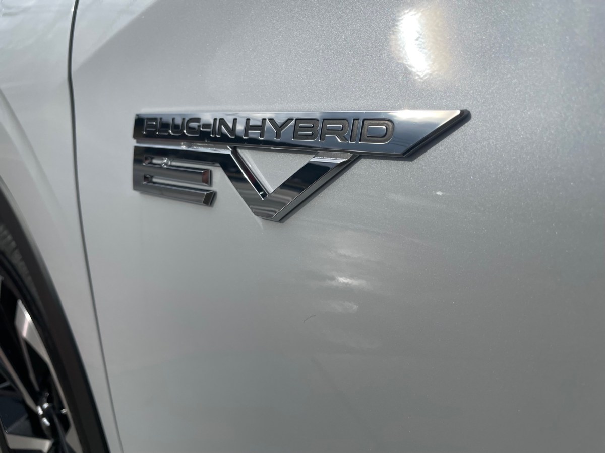 2023 Mitsubishi Outlander EV emblem