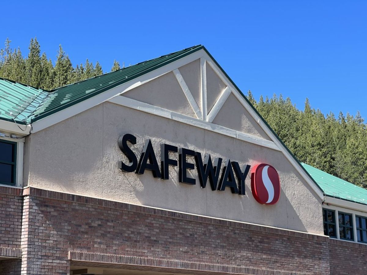 The front of a Safeway grocery store.