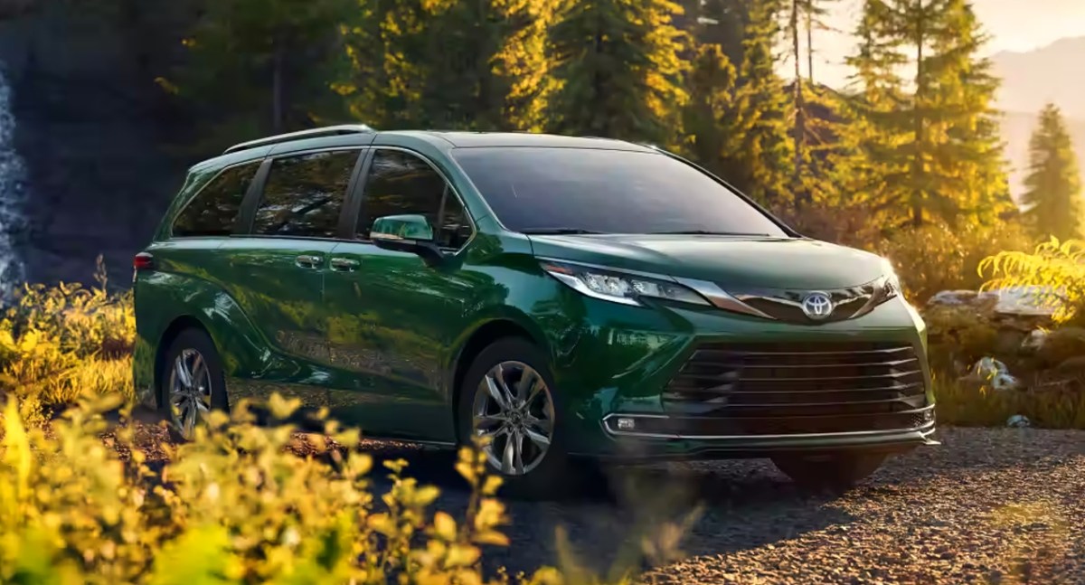 A green 2022 Toyota Sienna minivan is parked outdoors.