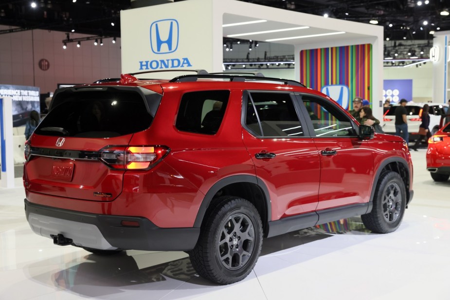 2023 Honda Pilot Trailsport in red