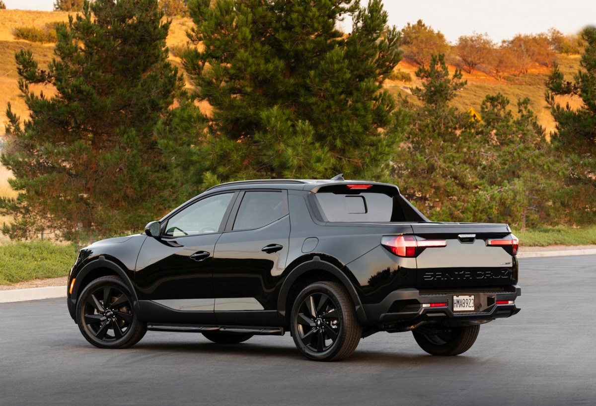 Night Edition is a new configuration for the Hyundai Santa Cruz pickup for 2023. 