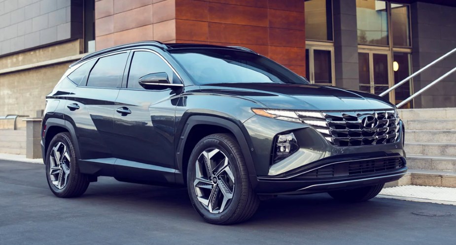 Eng schwaarz 2022 Hyundai Tucson Plug-In Hybrid ass geparkt. 
