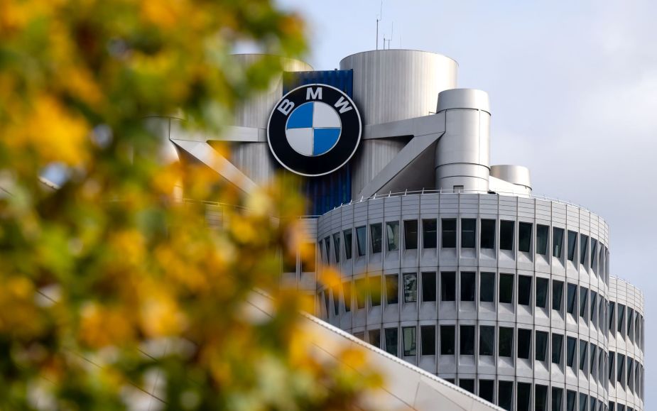 De BMW Logo op de Sëtz vun der Firma zu Bayern, München, Däitschland