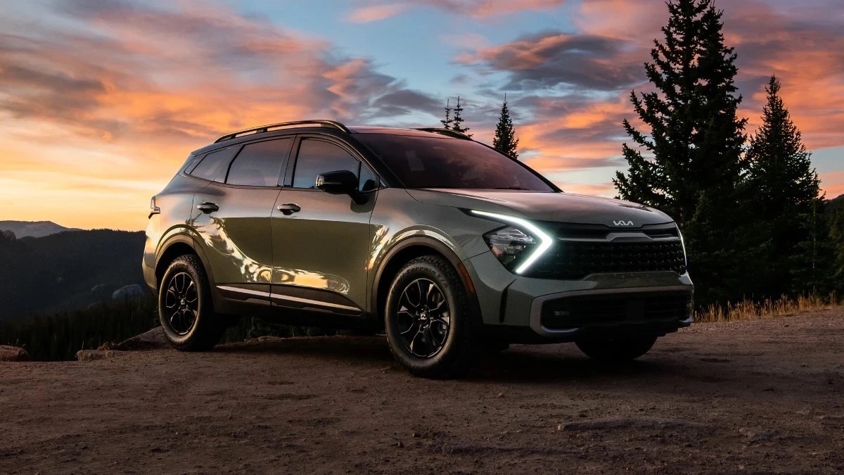 Visão frontal do Kia Sportage 2023 verde, mostrando qual marca de carro é mais barata: Hyundai ou Kia?