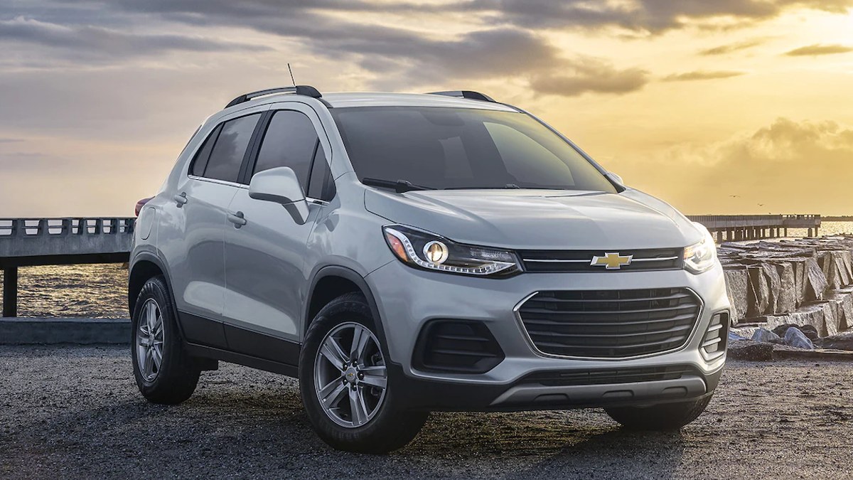 Front angle view of silver 2022 Chevy Trax, cheap Chevy car