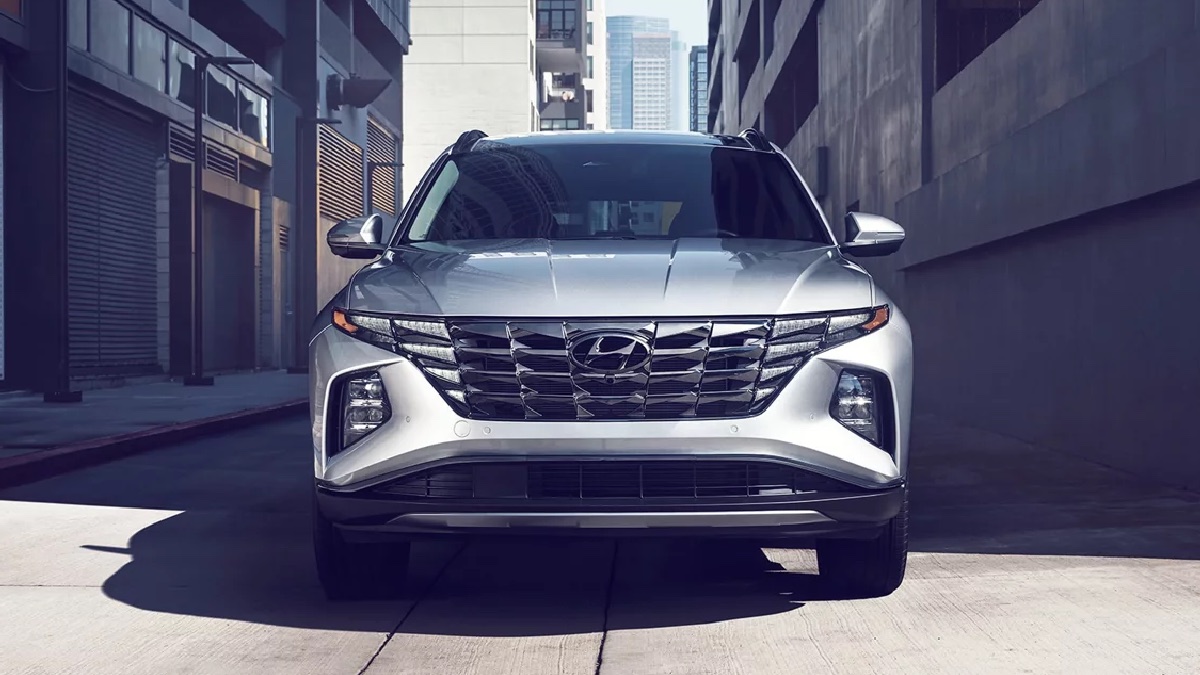 Vista frontal do crossover híbrido Hyundai Tucson Plug-In Hybrid 2023 prata