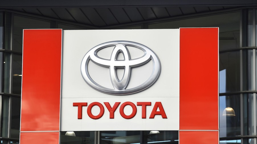 A Toyota logo on a sign.