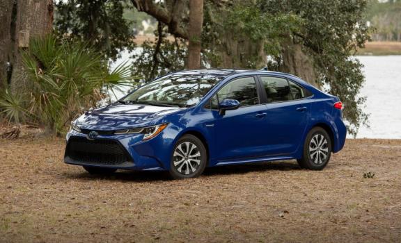 8 Reasons Why the 2020 Toyota Corolla Hybrid Is a Great First Car for Teenagers
