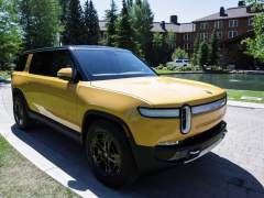 3 Reasons to Choose the 2022 Rivian R1S and 3 Reasons to Not
