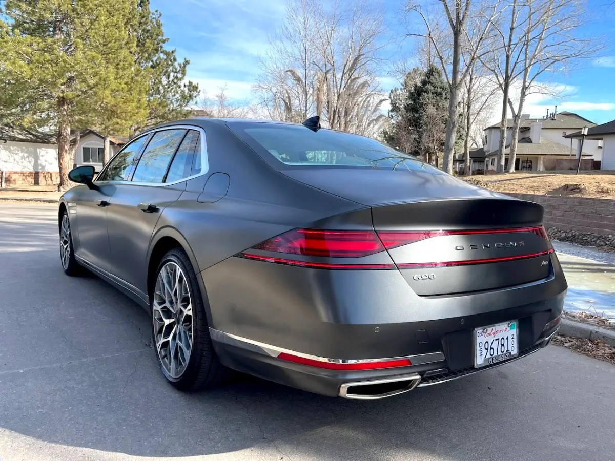 A rear view of the Genesis G90
