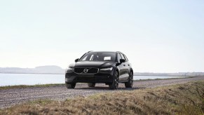 2023 Volvo V60 Cross Country Onyx Black